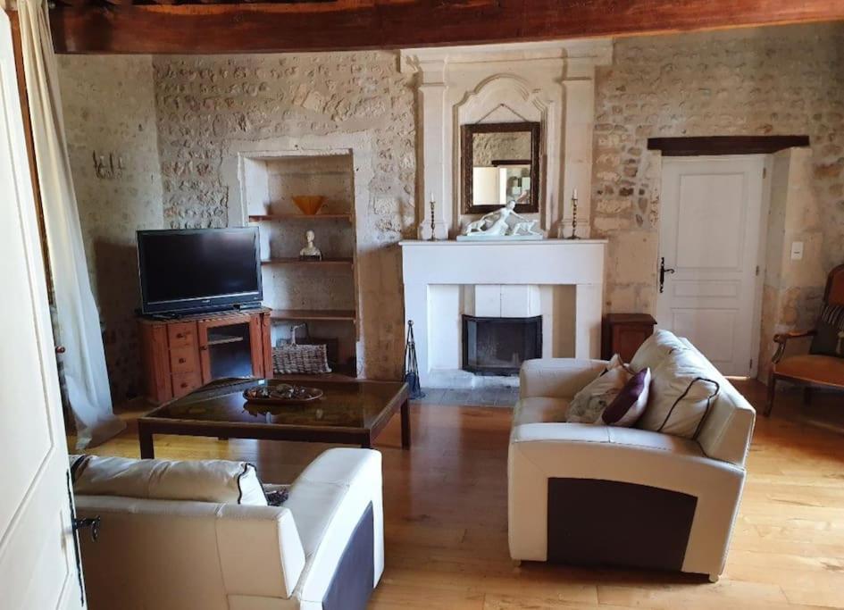 French Farmhouse Retreat With Pool & Superb Views. Blanzac  Exterior photo