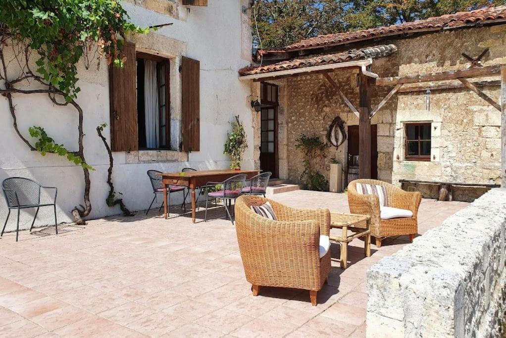 French Farmhouse Retreat With Pool & Superb Views. Blanzac  Exterior photo